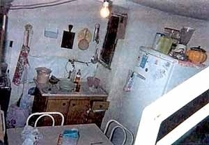 Foto 9 – Cozinha da residência de Maria da Saúde, da São Remo. Note a luz acesa em período diurno, e a minúscula janela, fechada devido à baixa eficiência (o pequeno recuo não permite muita luz nem ventilação)<br />Foto Flávio Higuchi 