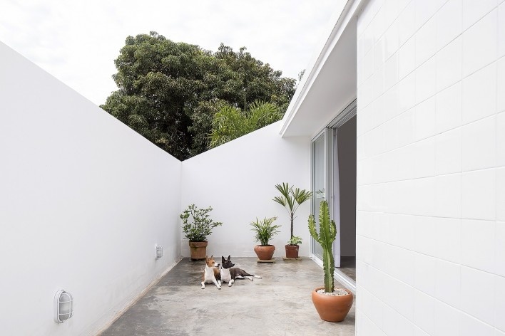 Casa 711H, Brasília, 2017. Arquitetos Daniel Mangabeira, Henrique Coutinho e Matheus Seco<br />Foto Joana França 
