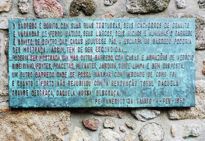 Porto, Largo do Barredo, placa com inscrição sobre as críticas condições de pobreza da população residente em 1950<br />Foto Andréa da Rosa Sampaio, 2016 