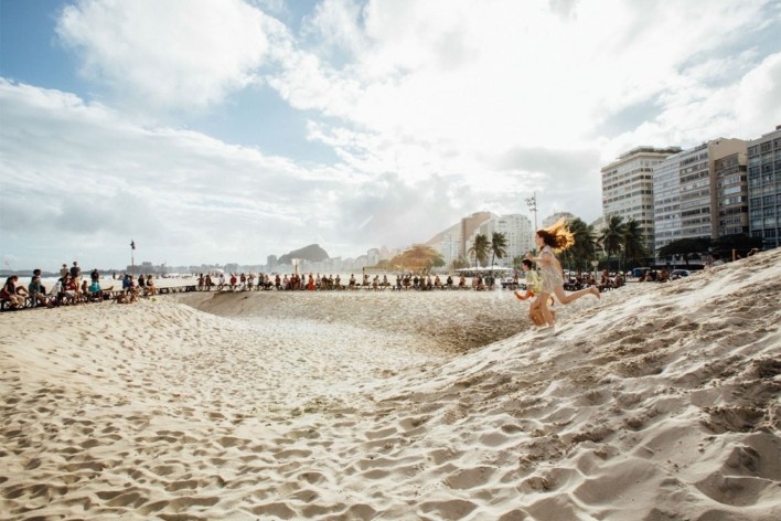 A praia e o tempo, praia de Copacabana, Rio de Janeiro RJ Brasil, 2018. Arquiteto Pedro Varella / Gru.a Arquitetos<br />Foto divulgação / disclosure image  [Acervo / Collection Gru.a Arquitetos]