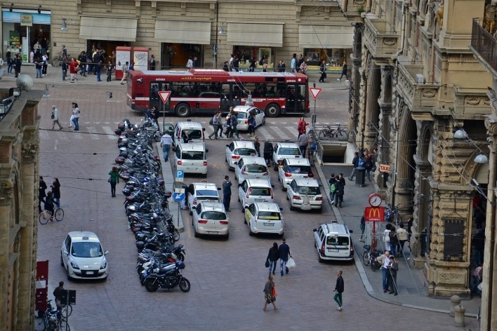 Centro Histórico de Bolonha, veículos e pedestres em transito<br />Foto Fabio Jose Martins de Lima 