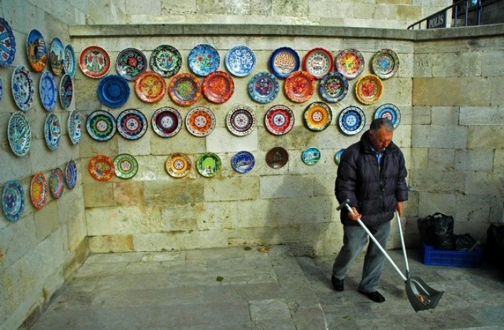 Platos de cerámica pintados a mano expuestos en un muro de la ciudad<br />Foto: Rogério Vilas Boas 