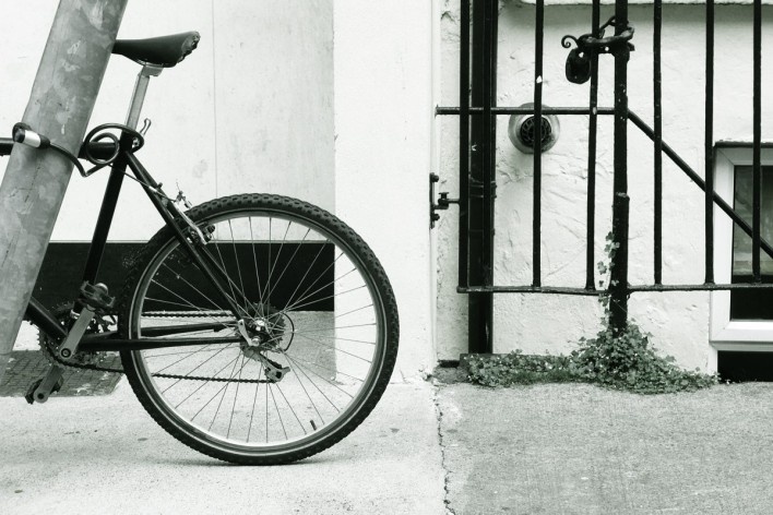 Bicicleta acorrentada em poste no centro de Dublin. Dublin, Irlanda, julho 2010<br />Foto Francisco Alves 