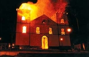 Igreja durante o incêndio<br />Imagem dos autores do projeto 
