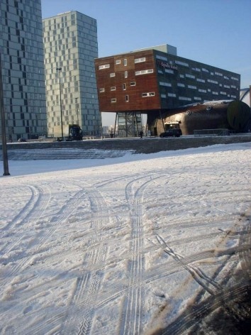 Hotel, Almere Centrum, arquiteto William Alsop (Inglaterra). A neve destaca o revestimento do prédio, que conta com estrutura nada convencional e revestimento de madeira
<br> Data da foto: 07/01/2010 </br><br />Foto Taiana Car Vidotto 