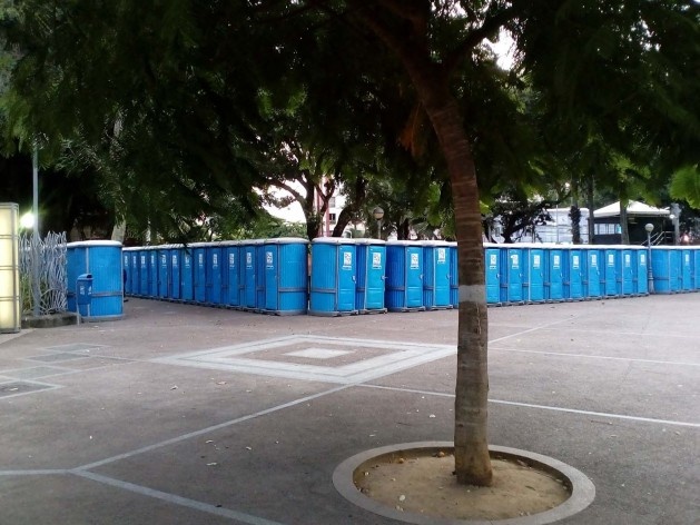 Banheiros químicos emoldurando a praça do Campo Grande, circuito Osmar<br />Foto Volha Yermalayeva Franco 