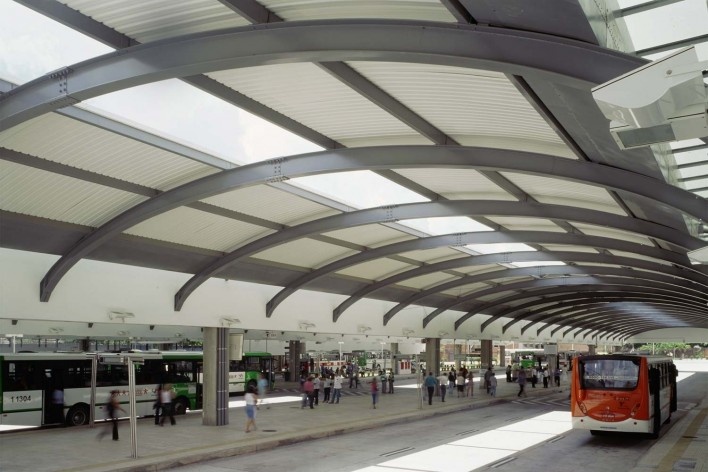 Núcleo de Arquitetura, Terminal de ônibus Lapa, São Paulo, 2003<br />Foto Nelson Kon 