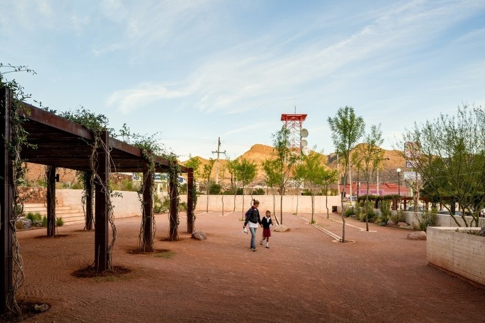 Patio Fresnos, Nacozari de Garcia, Sonora, Mexico, 2014. Architects Jorge Ambrosi and Gabriela Etchegaray (authors) / Ambrosi Etchegaray<br />Foto/photo Rafael Gamo 