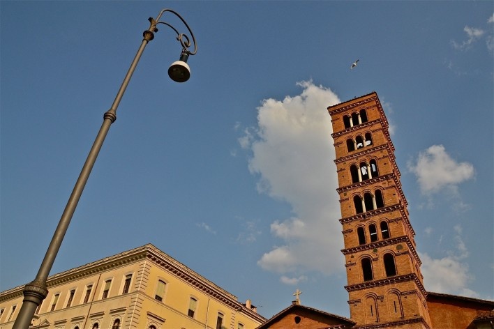 Contrasts, historical building, part of the tower of the Basilica of Santa Maria in Cosmedin, in the urban center of Rome<br />Foto Fabio José Martins de Lima 