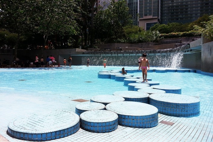 KLCC Park, espelho d’água usado pelos visitantes em dias quentes, Kuala Lumpur<br />Foto Eduardo Pimentel Pizarro 