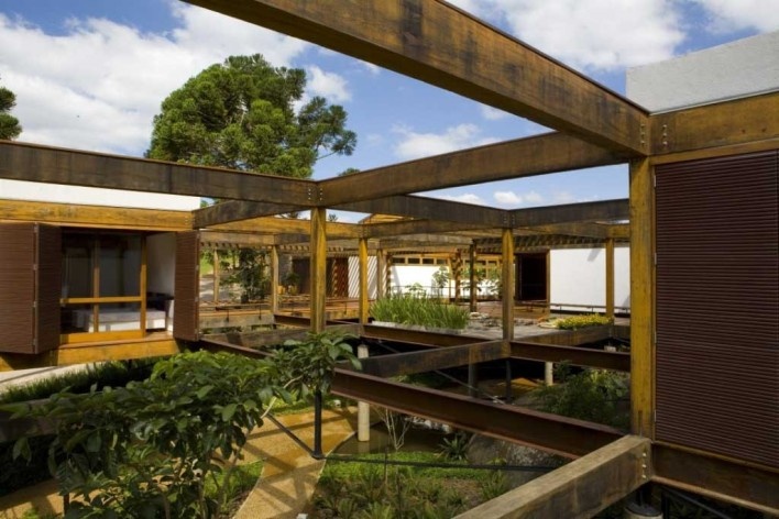 Projeto Casa Grelha, vista através da grelha.Forte, Gimenes & Marcondes Ferraz Arquitetos, 2º. prêmio categoria profissional/ obras concluídas,Serra da Mantiqueira, SP, 2005-2007.