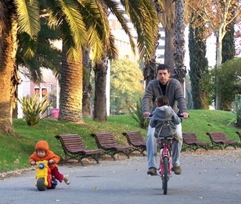 Affonso Orciuoli passeando com os filhos em Barcelona
