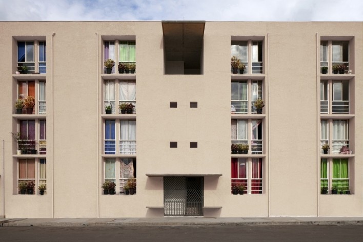 Obra Concluída: Fachada de Acesso do Edifício de 5 pavimentos<br />Foto Leonardo Finotti 
