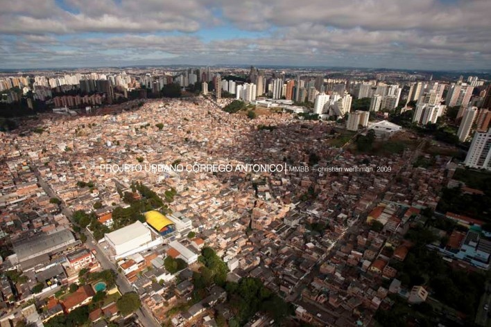 Situação antes do Projeto Urbano do Córrego do Antonico - MMBB Arquitetos. São Paulo, 2009<br />divulgação 