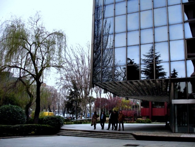 Jardins de acesso a um edifício público. Paseo de la Castellana<br />Foto Ana Paula Medeiros 