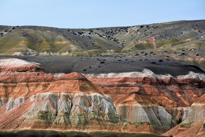 Camadas coloridas; na parte superior a oxidação esverdeada do solo. Bosque Petrificado, Sarmiento, Estado de Chubut, Argentina<br />Foto Diana Souza 