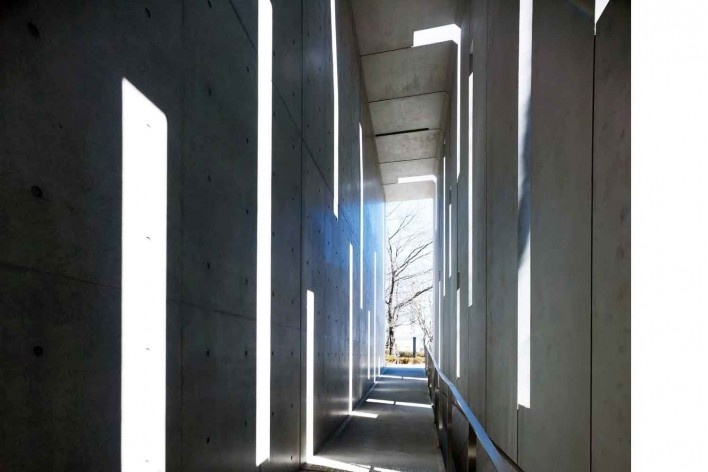 Museu de Arte Mizuta, rampa de acesso e as aberturas projetando luz no interior, Josai International University, Sakado, Japão, 2008-2011, Studio Sumo<br />Foto Koichi Torimura  [Studio Sumo]