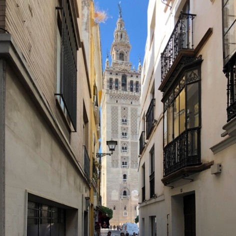 La Giralda, construção almohade concluída em 1198 e reformada pelos católicos em 1568, sob projeto do arquiteto Hernán Ruiz o jovem, para receber a torre sineira da Catedral<br />Foto José Lira 
