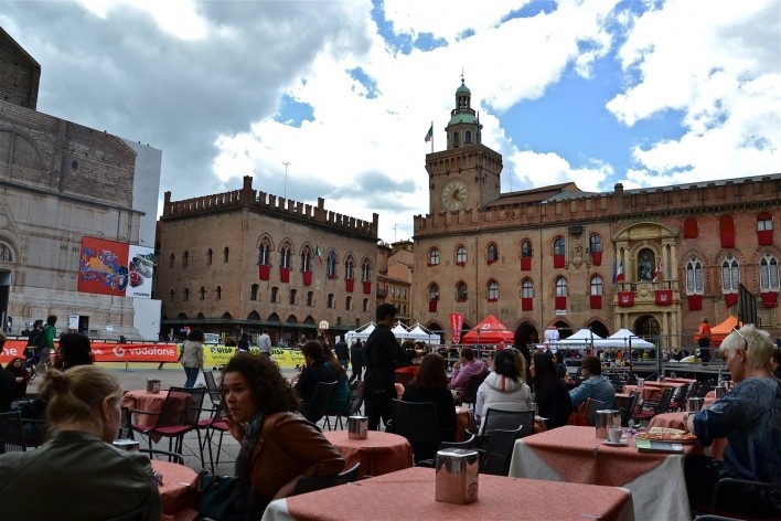 Centro Histórico de Bolonha, patrimônio edificado e cafés na Piazza Maggiore em frente a Basílica de San Petronio<br />Foto Fabio Jose Martins de Lima 