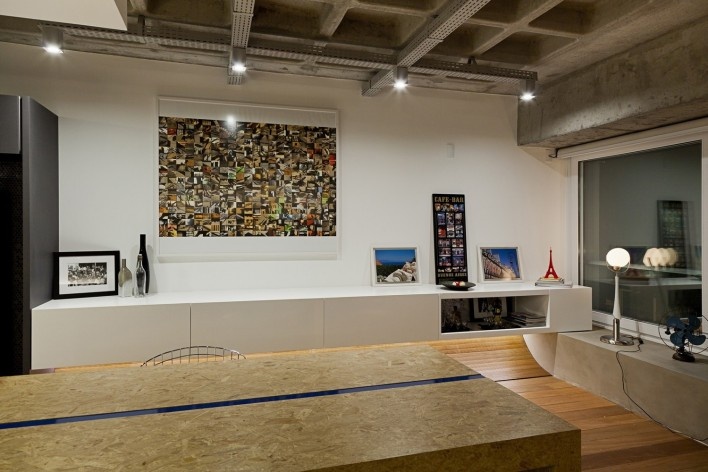 Mesa da cozinha com sala de estar ao fundo<br />Foto André Cavalheiro 