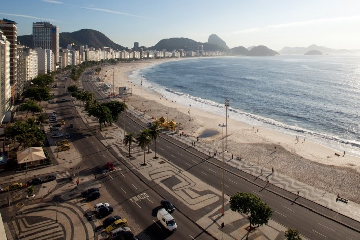 Praia de Copacabana, Rio de Janeiro. Calçamento em pedra portuguresa, projeto de Roberto Burle Marx, Haruyoshi Ono e José Tabacow<br />Foto Nelson Kon 