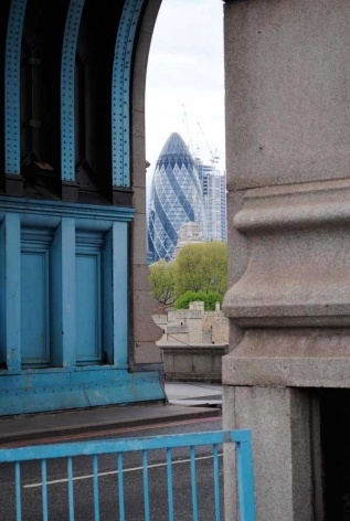 Foto 06- O Gherkin emoldurado pelas colunas da Tower Bridge