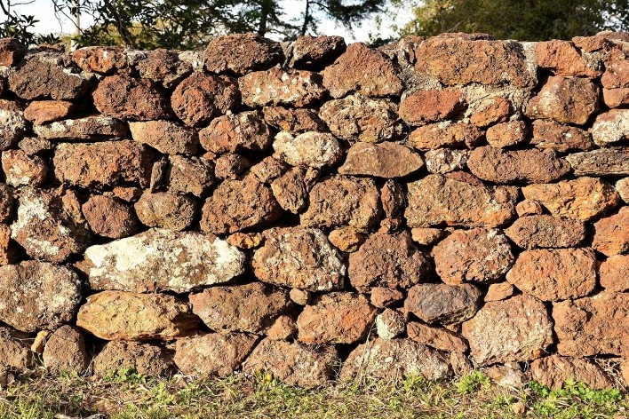 Detalhe do muro de canga da casa paroquial da Capela de São João Batista, Ouro Preto MG, 2015<br />Foto Elio Moroni Filho 