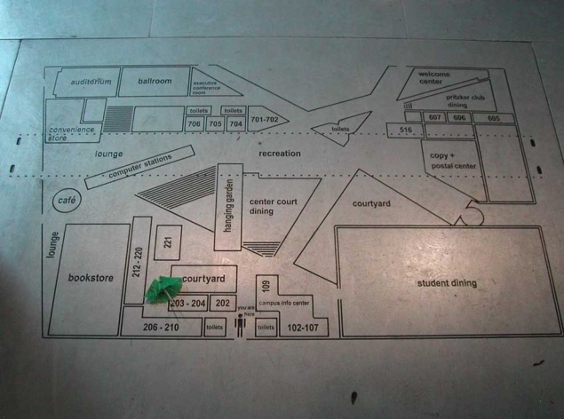 The plan of the building on the floor showing the "Haussmannian" routes running through the Center<br />Foto Carlos M. Teixeira 