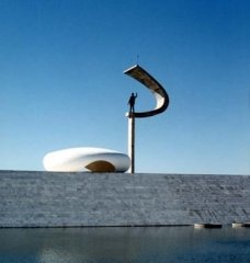 Brasília, a capital, e Oscar Niemeyer, o autofágico