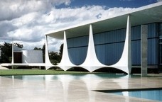 Niemeyer e Artigas: sobrevivências da tradição clássica