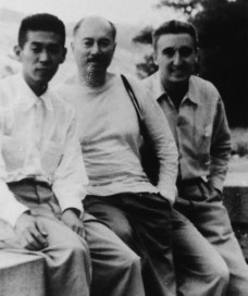 O professor Eduardo Kneese de Mello entre Yoshimasa Kimachi e Edoardo Rosso, em viagem com o GFAUAcervo Edoardo Rosso, 1953