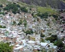 O lamentável muro da favela carioca