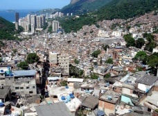 O muro: "ecolimites" e as favelas do Rio de Janeiro