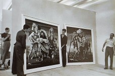 Guimar Morelo na montagem de tela de Cândido Portinari, I Bienal de São Paulo, 1951Foto Peter Scheier  [COSTA, Francisco. Senhor Bienal. In: Guia das Artes, São Paulo, ano 4, n. 16, 1989,]