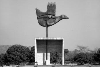 Monumento “Mão Aberta” de Le Corbusier, Chandigarh, Estado do Punjab, Índia