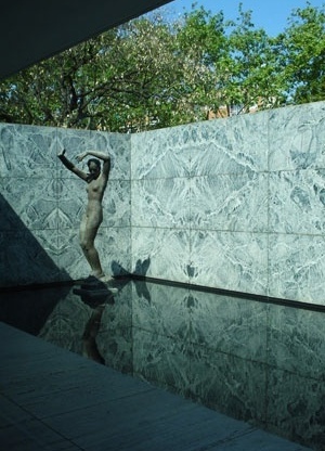 Fig. 2. Mies van der Rohe, Pavilhão Alemão (1929), Barcelona, reconstruído em 1986. Réplica da escultura de Georg Kolbe, Alba, 1925<br />Foto do autor 