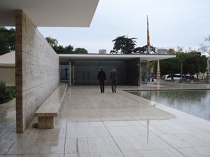 Fig. 5. Mies van der Rohe, Pavilhão Alemão. Vista externa sobre a plataforma com a escultura de Kolbe ao fundo<br />Foto do autor 