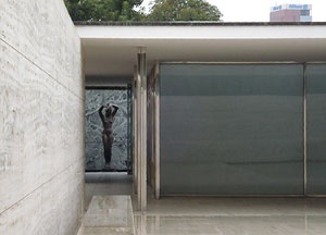 Fig. 6. Mies van der Rohe, Pavilhão Alemão. Aproximação à escultura de Kolbe<br />Foto do autor 