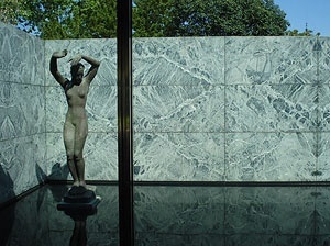 Fig. 7. Mies van der Rohe, Pavilhão Alemão. A escultura de Kolbe vista desde o interior do pavilhão<br />Foto do autor 