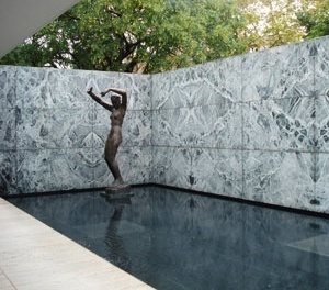 Fig. 9. Mies van der Rohe, Pavilhão Alemão. Pátio interior com a escultura de Kolbe sobre o espelho d’água<br />Foto do autor 