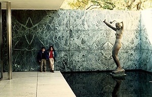 Fig. 10. Mies van der Rohe, Pavilhão Alemão. Pátio interior com a escultura de Kolbe<br />Foto do autor 