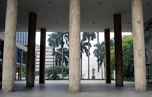 Fig. 13. Edifício do MES com a escultura de Bruno Giorgi ao fundo<br />Foto do autor 