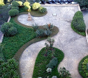Fig. 14. Edifício do MES, terraço com a escultura de Adriana Janacópulus sobre os jardins de Burle Marx<br />Foto do autor 