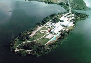 Ilha de Pombeba com o centro de Reabilitação Infantil já construído [arquivo CTRS]