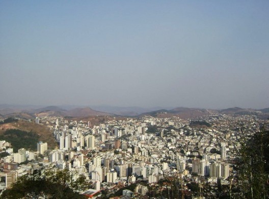 Vista panorâmica da cidade de Juiz de Fora, abril de 2007<br />Foto Bolapiercing  [Wikimedia Commons]
