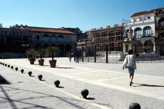 Praça Velha no Centro Histórico. A idéia errada de colocar grades na fonte<br />Foto Roberto Segre 