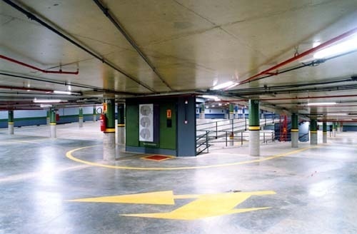 Figura 4 – Garagem subterrânea Trianon, com fluxo contínuo de veículos. <br />Foto Nelson Kon 