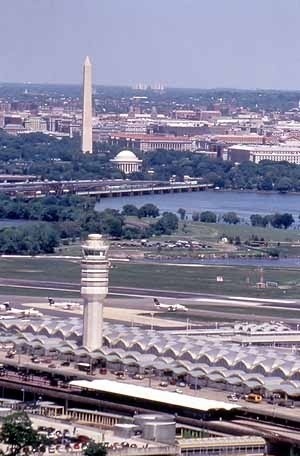 Vista do aeroporto com cidade de Washington ao fundo<br />Foto Eric Taylor / MWAA 