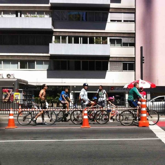 Ciclistas ocupam a Avenida Paulista no domingo<br />Foto Abilio Guerra 