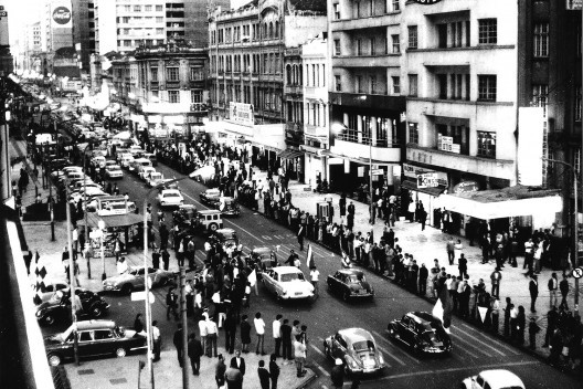 Avenida Luiz Xavier e rua XV de Novembro na década de 1960<br />Foto divulgação  [Biblioteca Pública do Paraná]